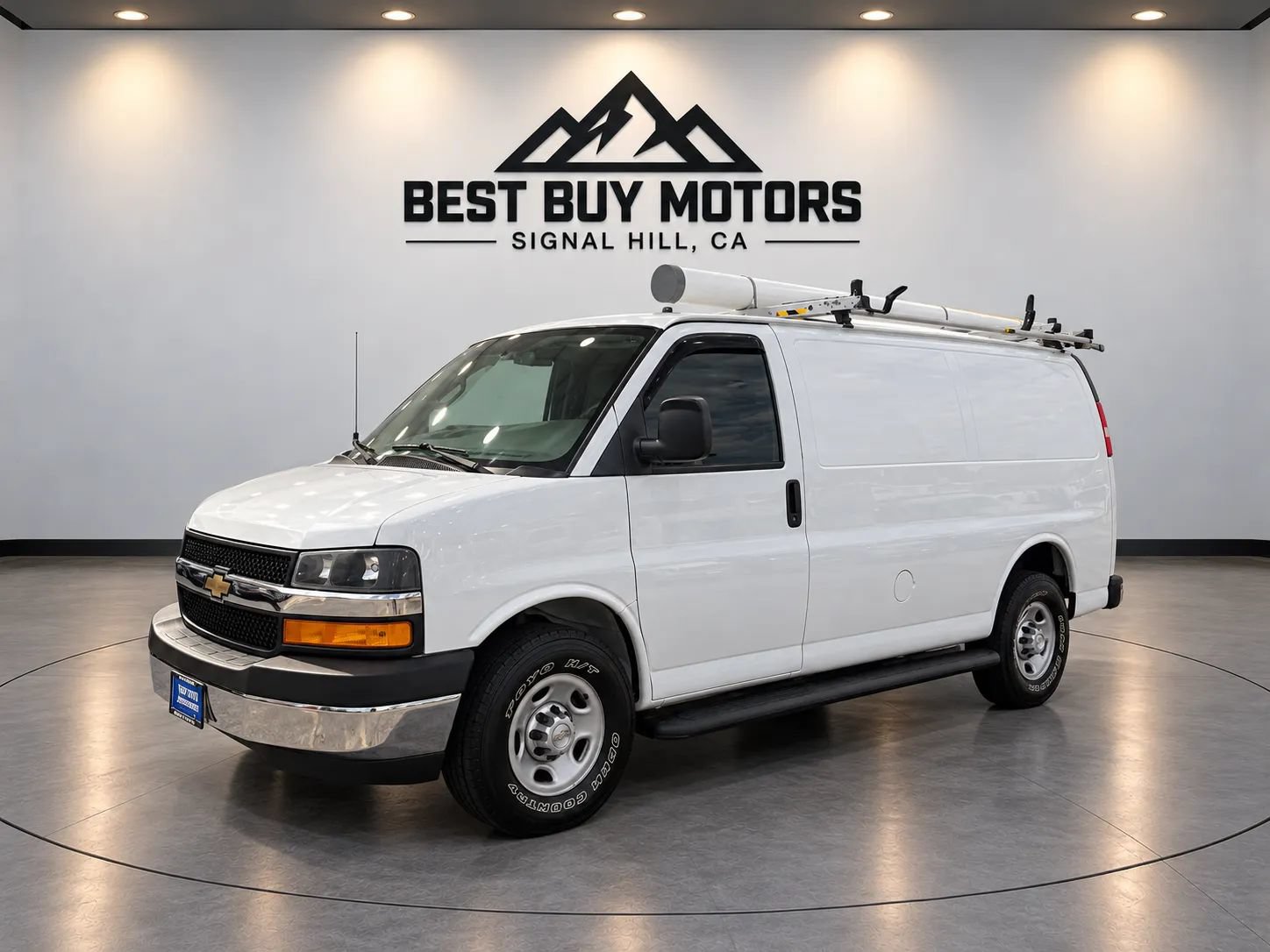 Used 2018 Chevrolet Express 2500 w/ Driver Convenience Package RWD image 3