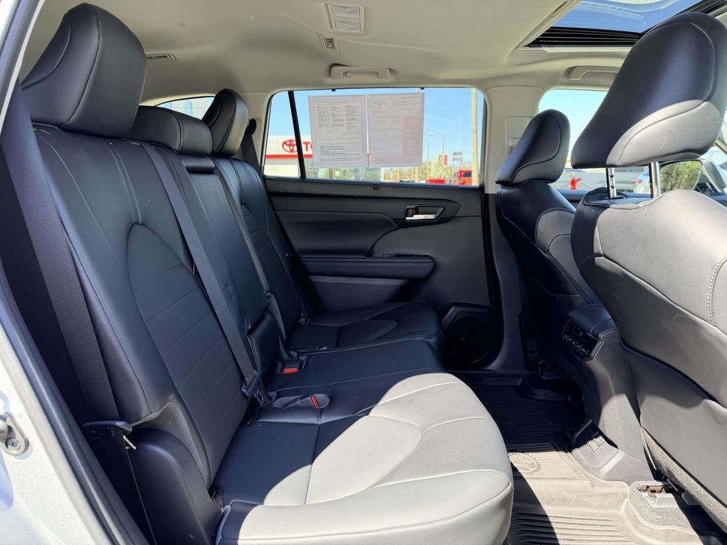 Used 2022 Toyota Highlander XLE image 14