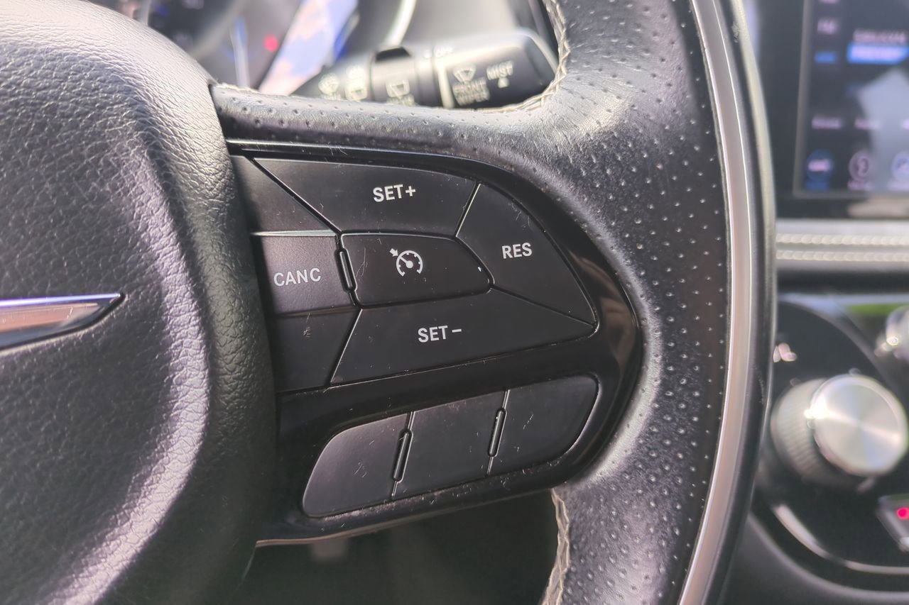 Used 2018 Chrysler Pacifica Limited image 13