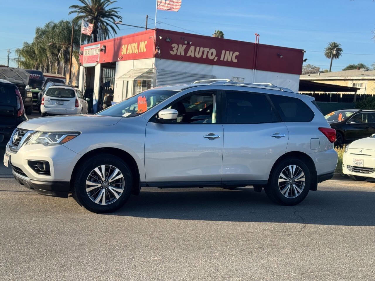 Used 2017 Nissan Pathfinder SV w/ Cargo Package image 5