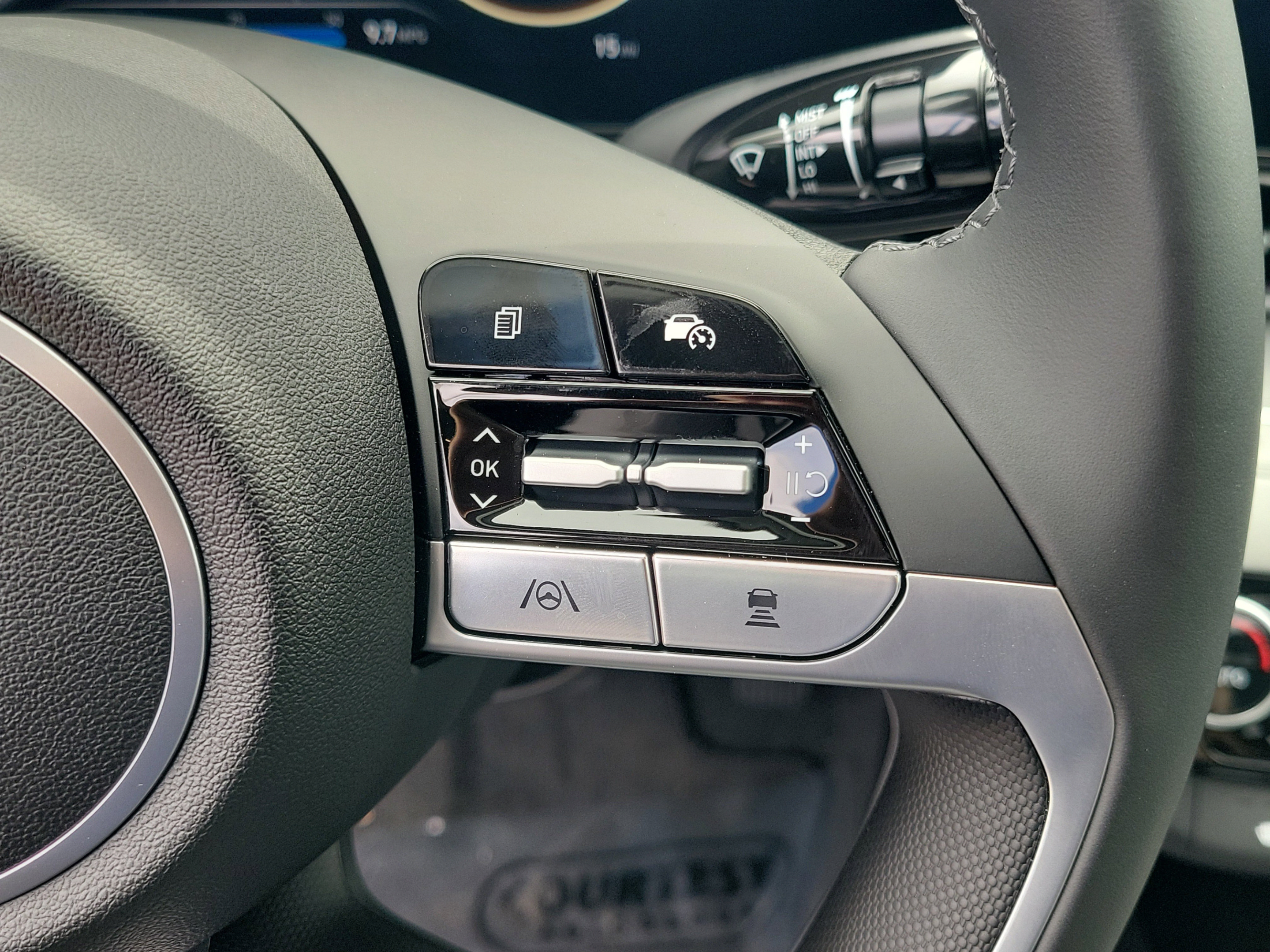 Certified 2025 Hyundai Elantra Limited FWD image 25