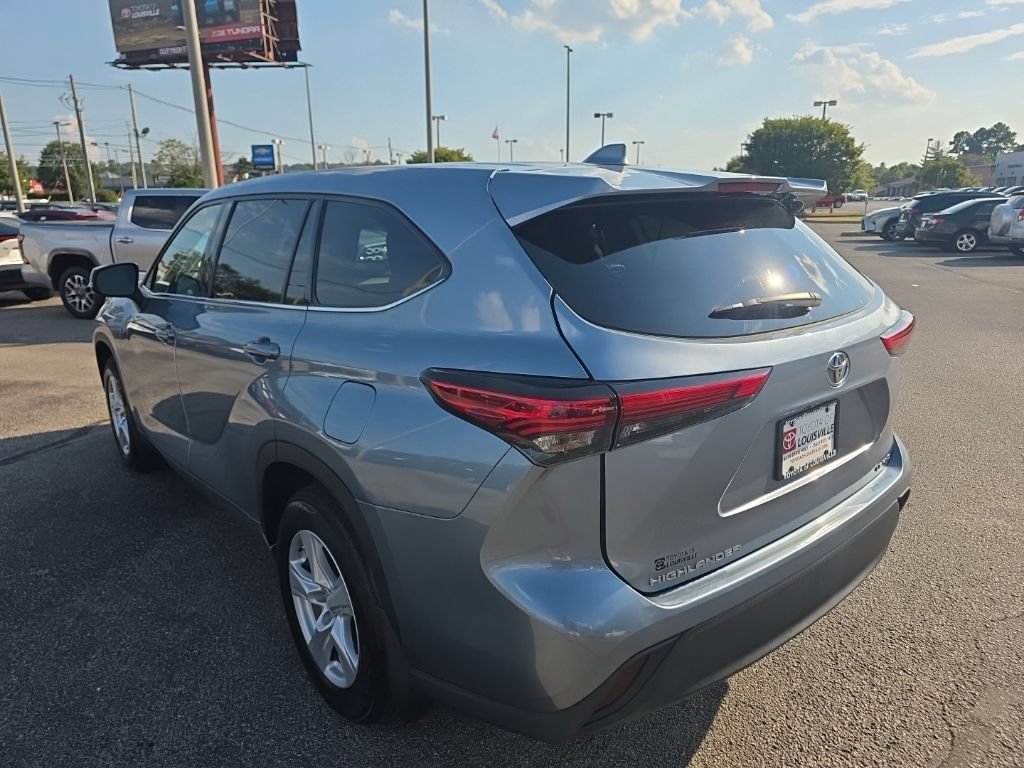 Used 2021 Toyota Highlander LE AWD/4WD image 6