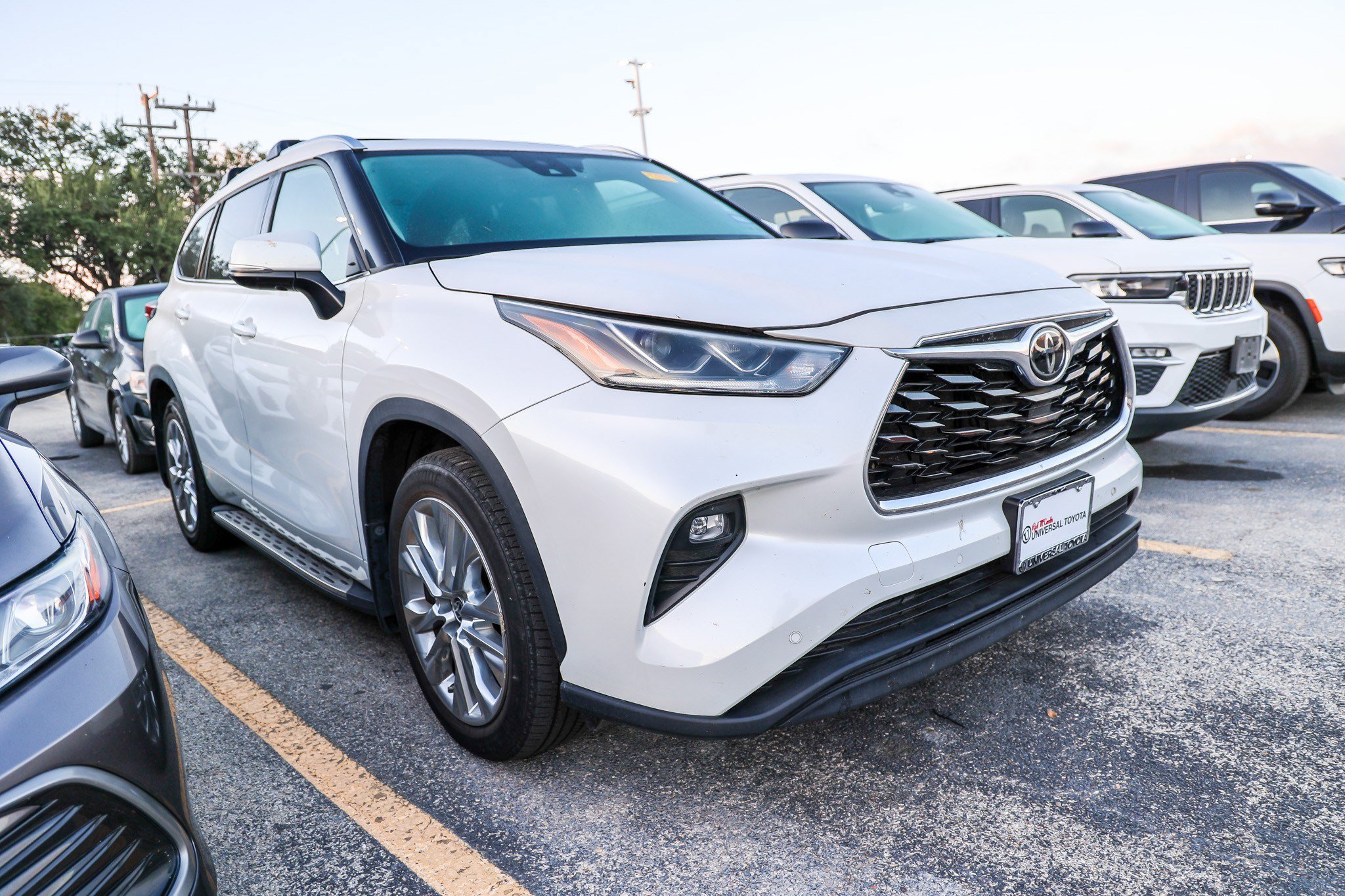 Used 2024 Toyota Highlander Limited FWD image 6