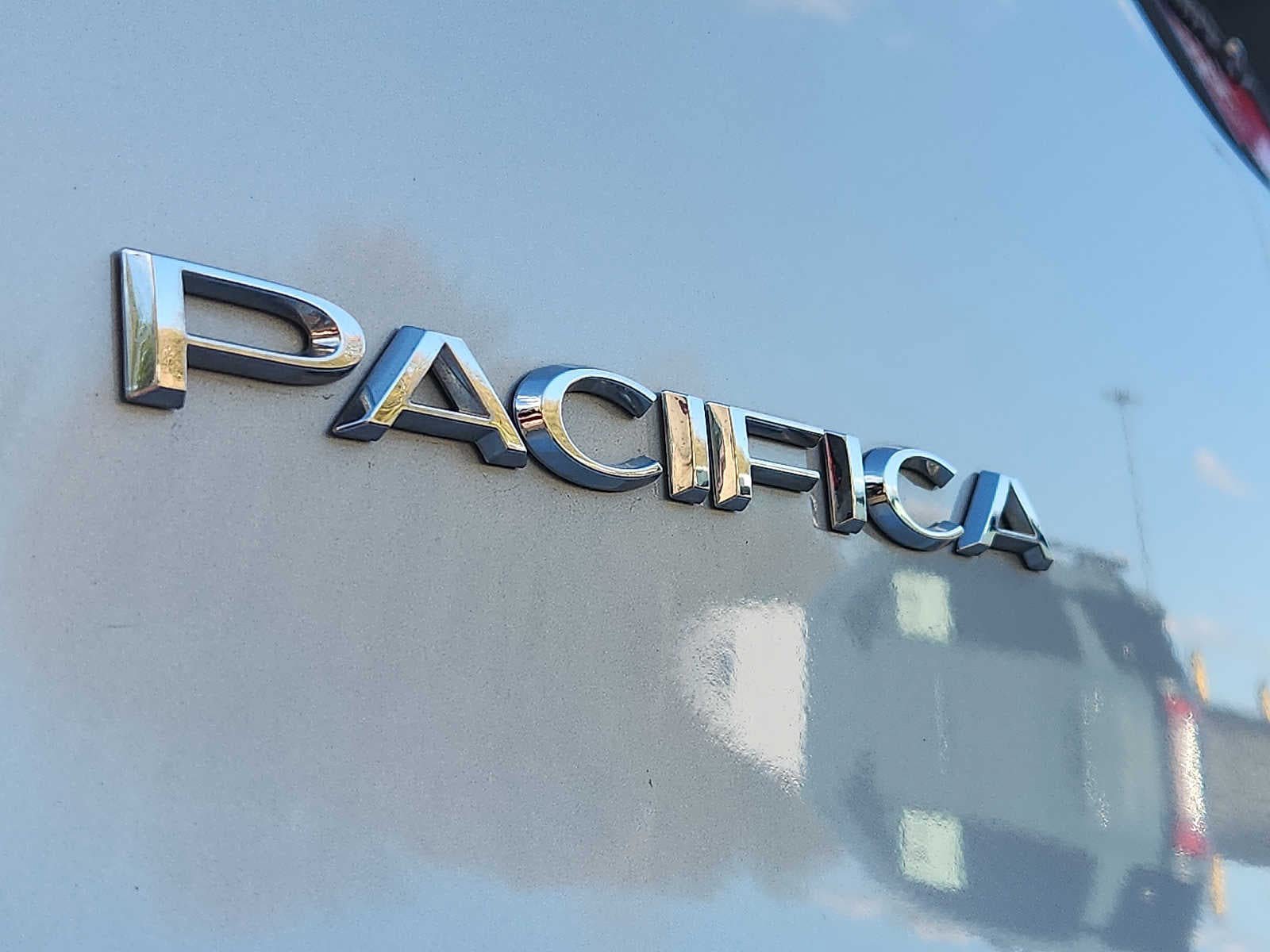 Used 2024 Chrysler Pacifica Touring-L FWD image 30