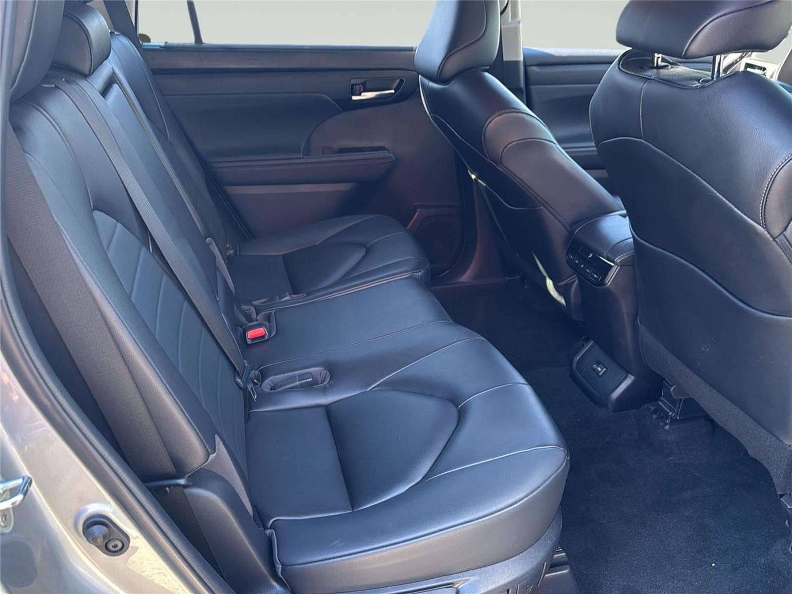 Used 2023 Toyota Highlander XLE AWD/4WD image 32