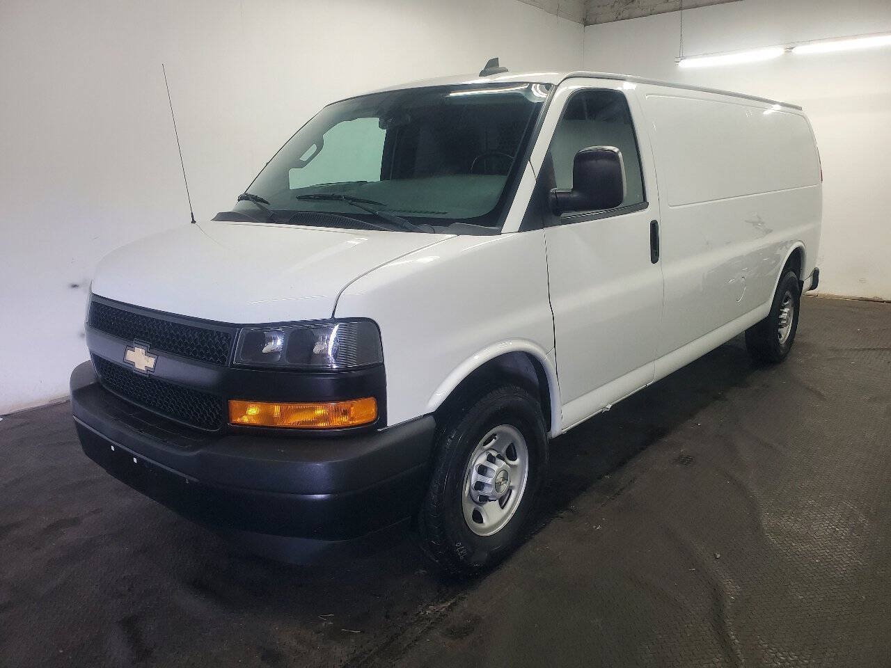 Used 2020 Chevrolet Express 3500 Extended w/ Driver Convenience Package RWD image 1