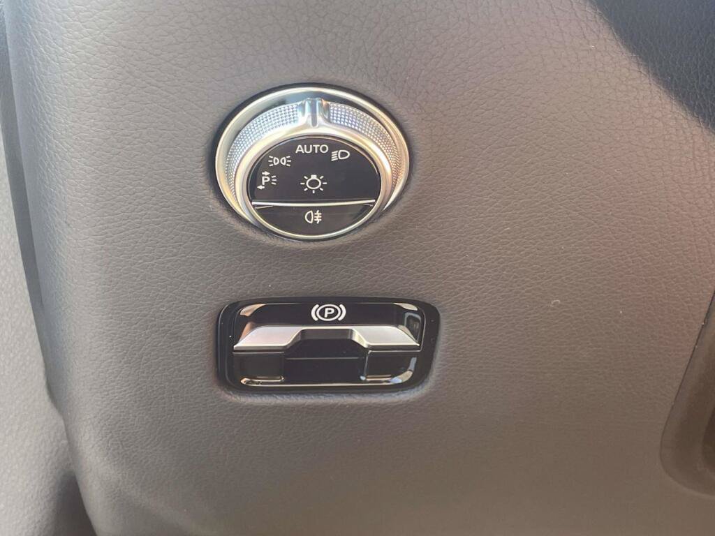 Used 2024 Mercedes-Benz GLC 300 4MATIC image 34