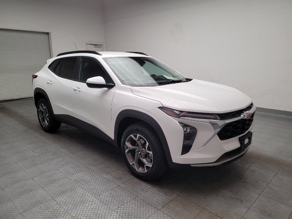 Used 2025 Chevrolet Trax LT FWD image 13