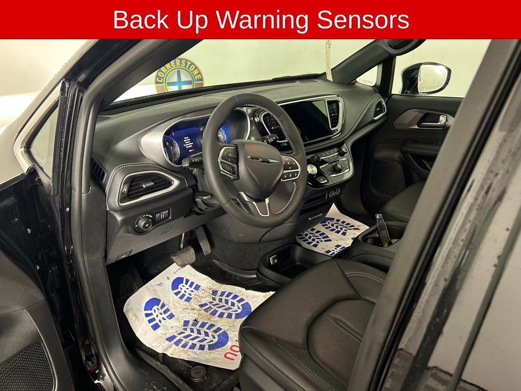 Used 2025 Chrysler Pacifica Select image 13