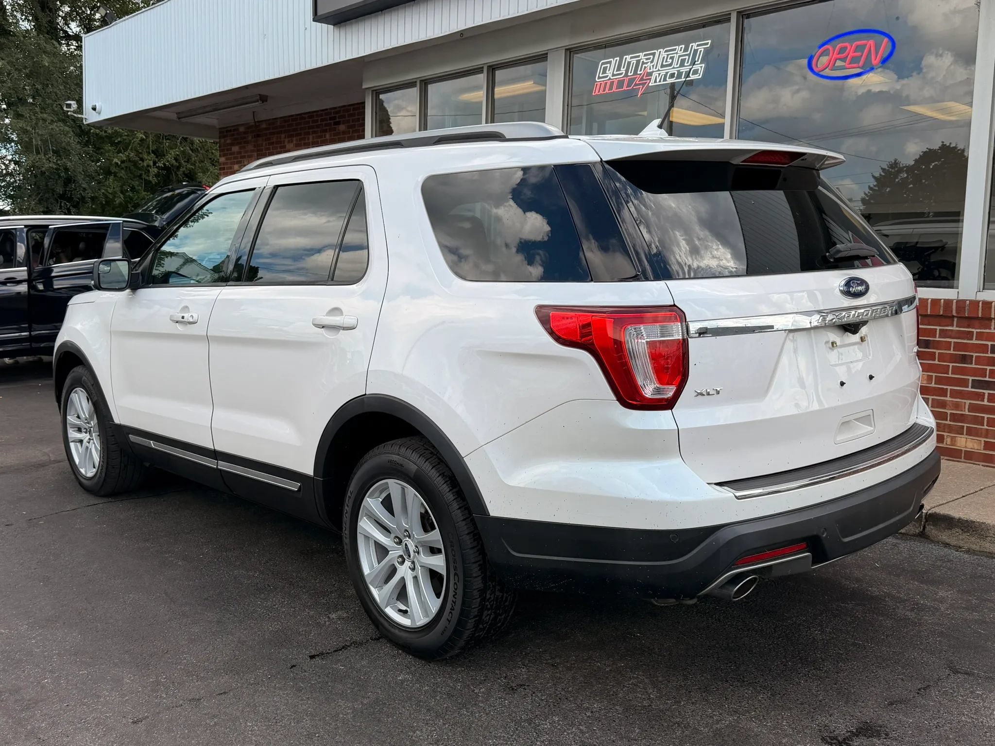 Used 2018 Ford Explorer XLT w/ Equipment Group 202A AWD/4WD image 2