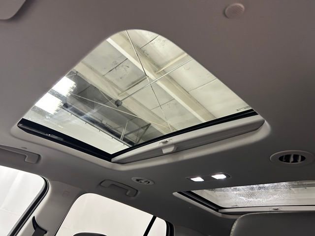 Used 2021 Chevrolet Traverse Premier w/ Redline Edition AWD/4WD image 18