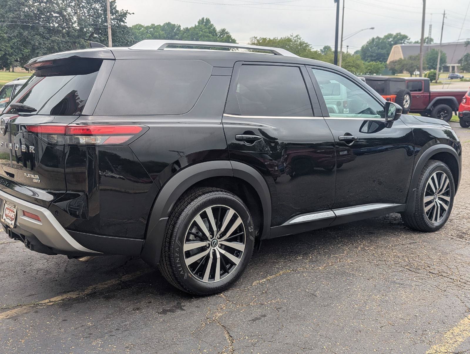 Used 2023 Nissan Pathfinder Platinum w/ Cargo Package AWD/4WD image 17