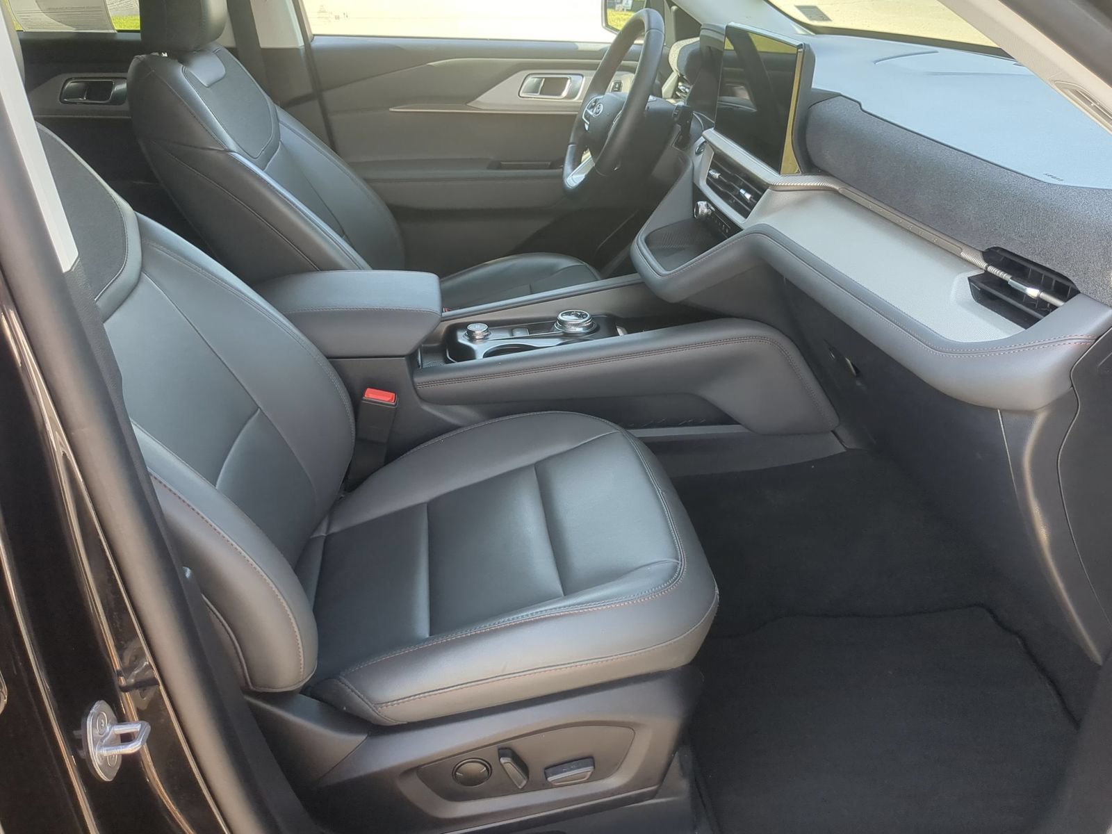 Used 2025 Ford Explorer Active w/ Active Comfort Package AWD/4WD image 31