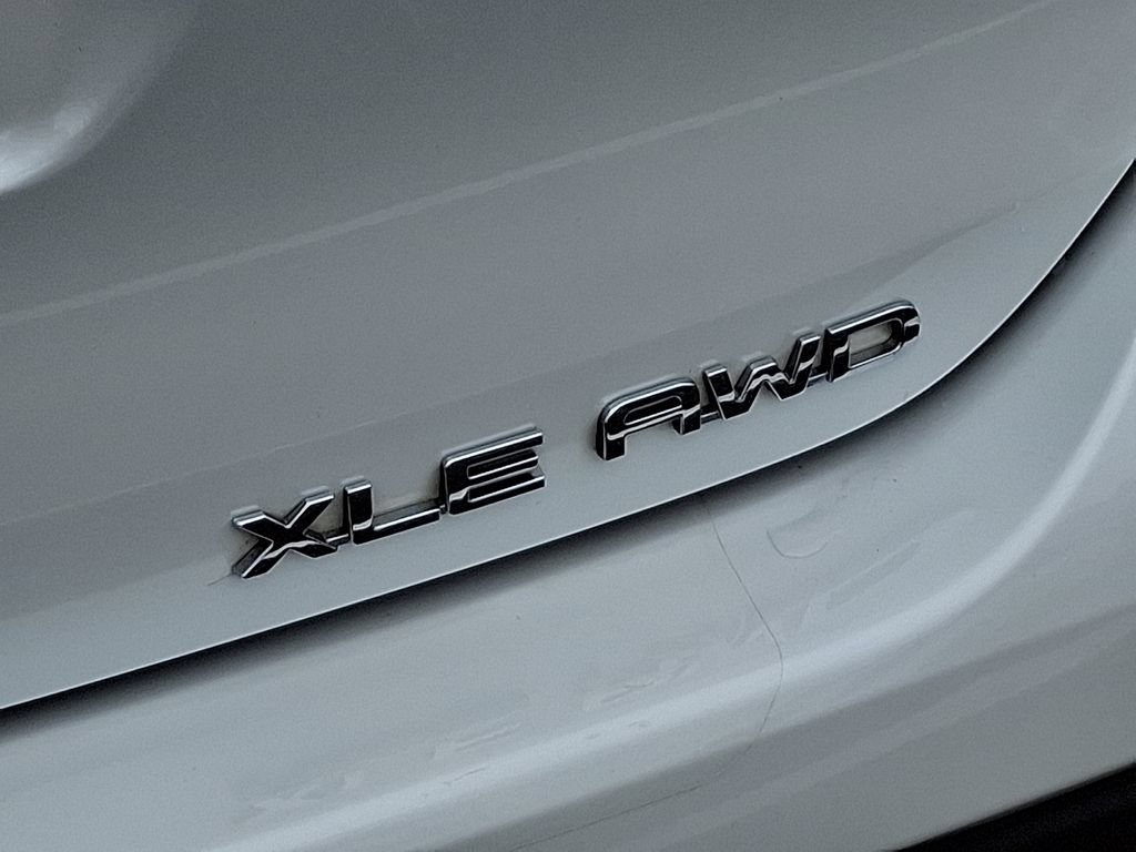 Used 2022 Toyota Highlander XLE AWD/4WD image 32