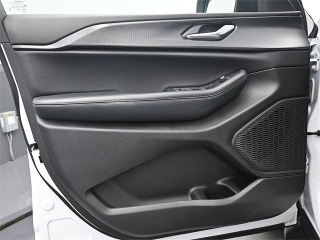 Used 2024 Jeep Grand Cherokee Laredo image 12