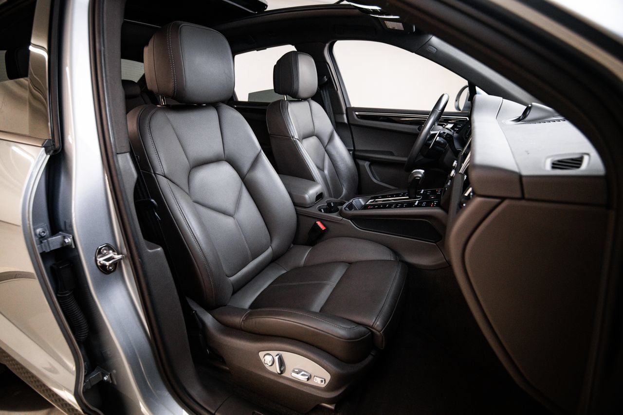 Certified 2024 Porsche Macan AWD/4WD image 29