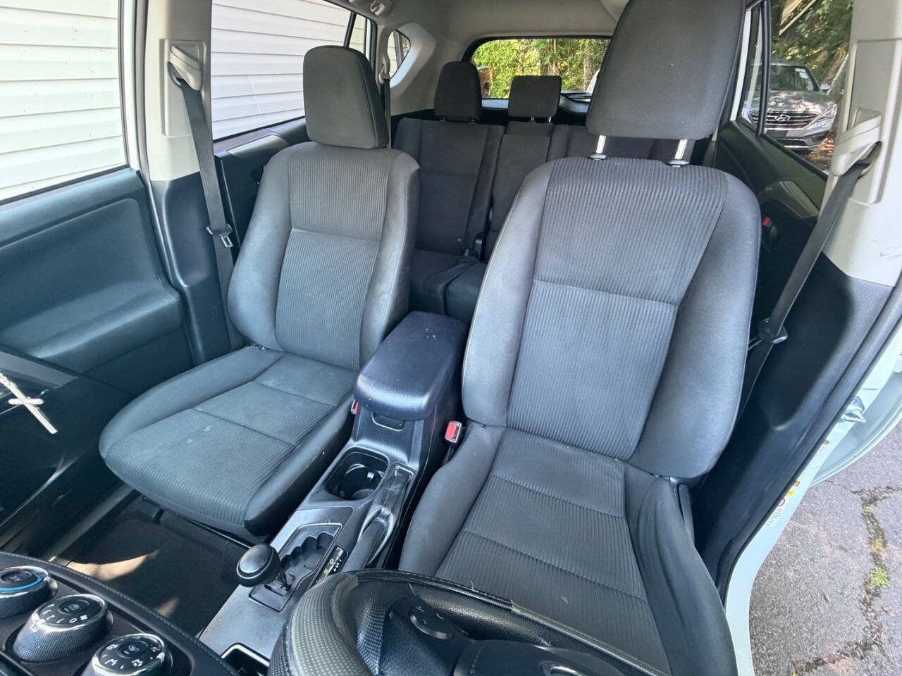 Used 2016 Toyota RAV4 LE FWD image 9