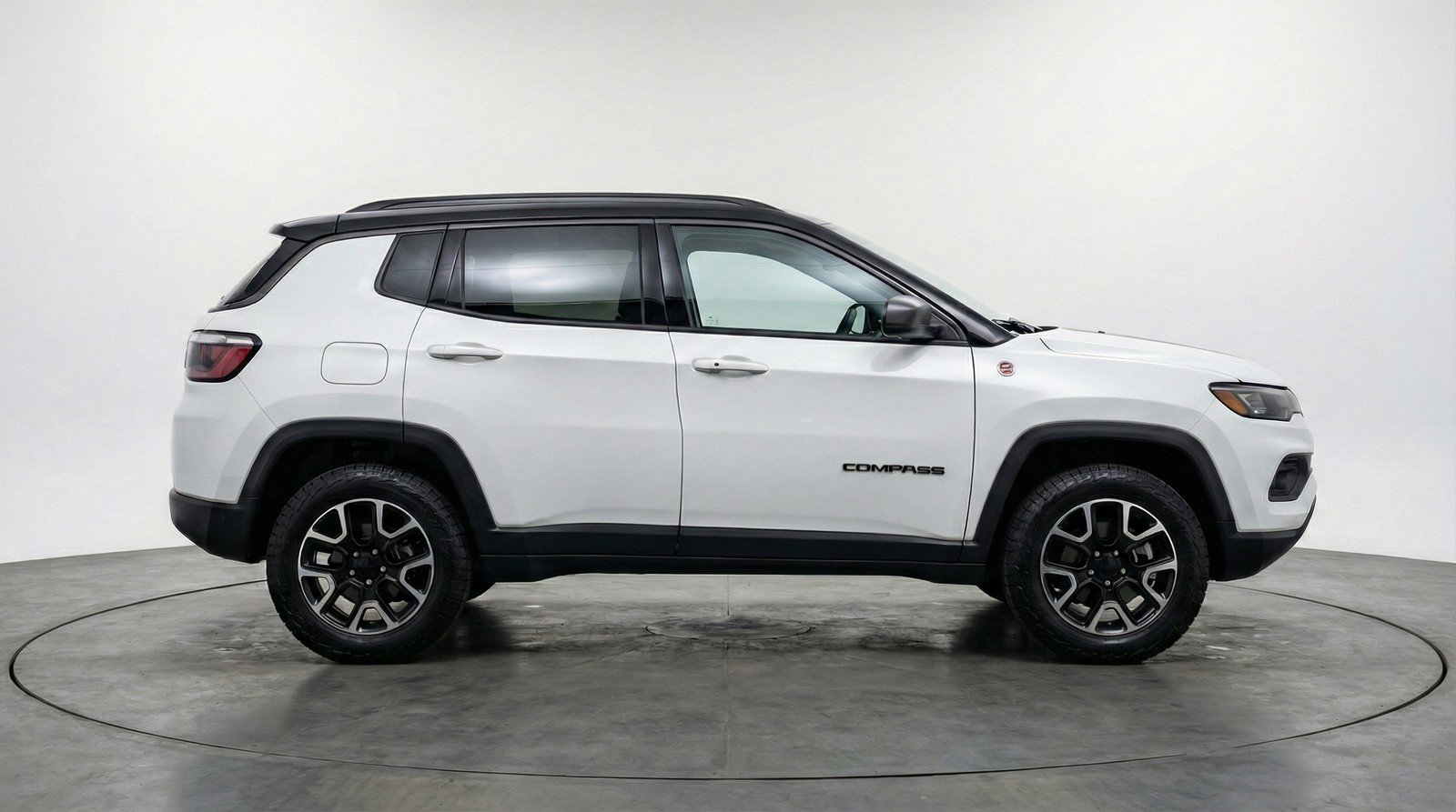 Used 2025 Jeep Compass Trailhawk AWD/4WD image 11