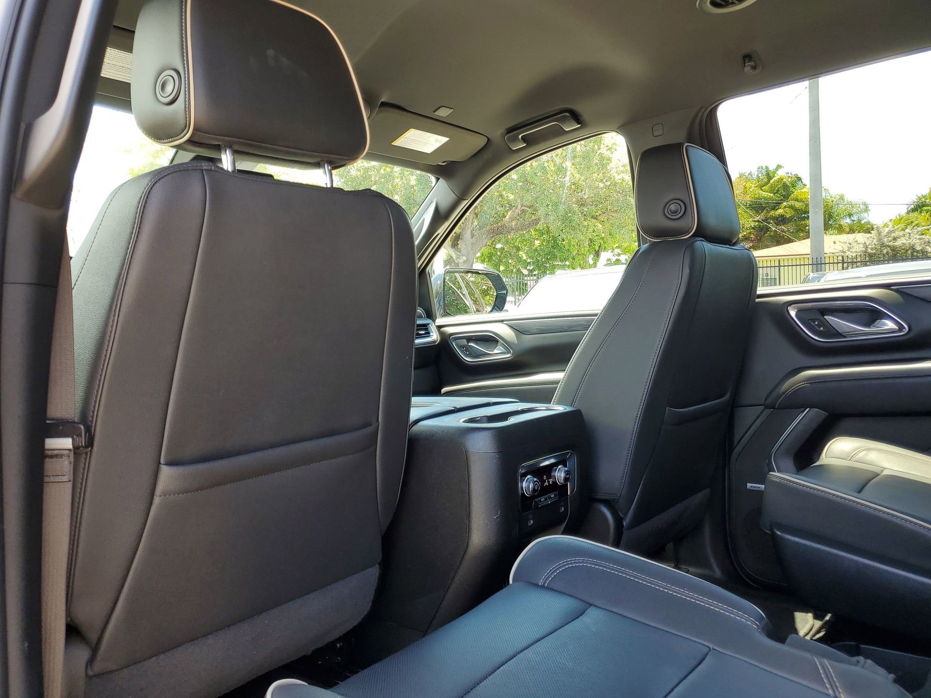 Used 2023 GMC Yukon SLT AWD/4WD image 10