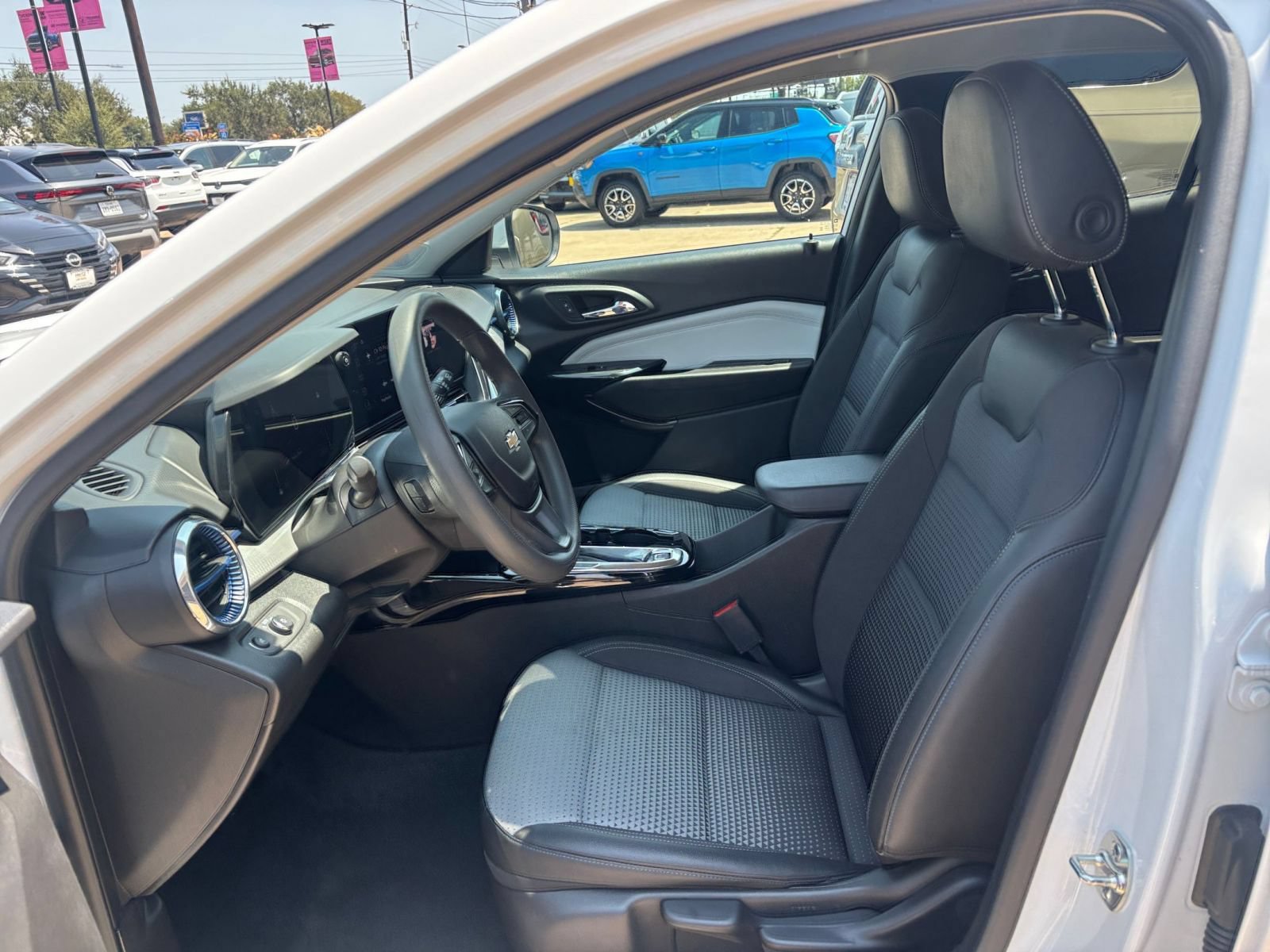Used 2025 Chevrolet Trax LT FWD image 21