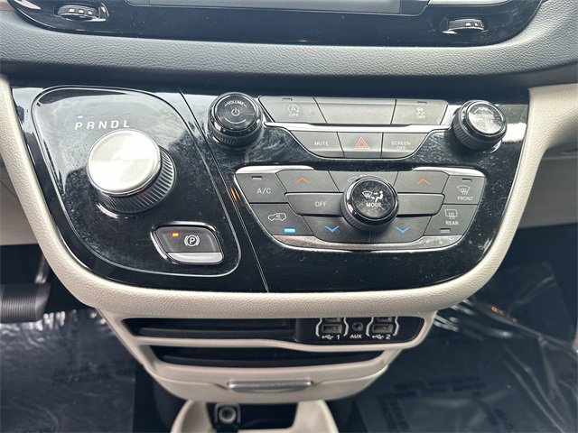 Used 2021 Chrysler Voyager L image 17