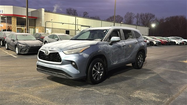 Used 2023 Toyota Highlander XLE image 2