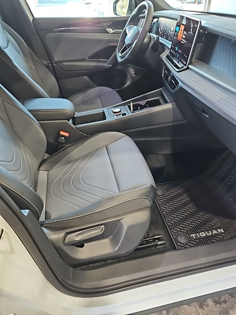 New 2026 Volkswagen Tiguan SE R-Line FWD image 13