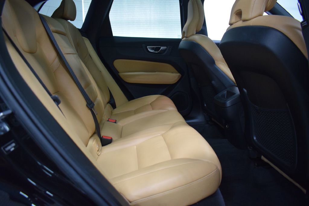 Used 2020 Volvo XC60 T5 Momentum w/ Protection Package Premier image 18