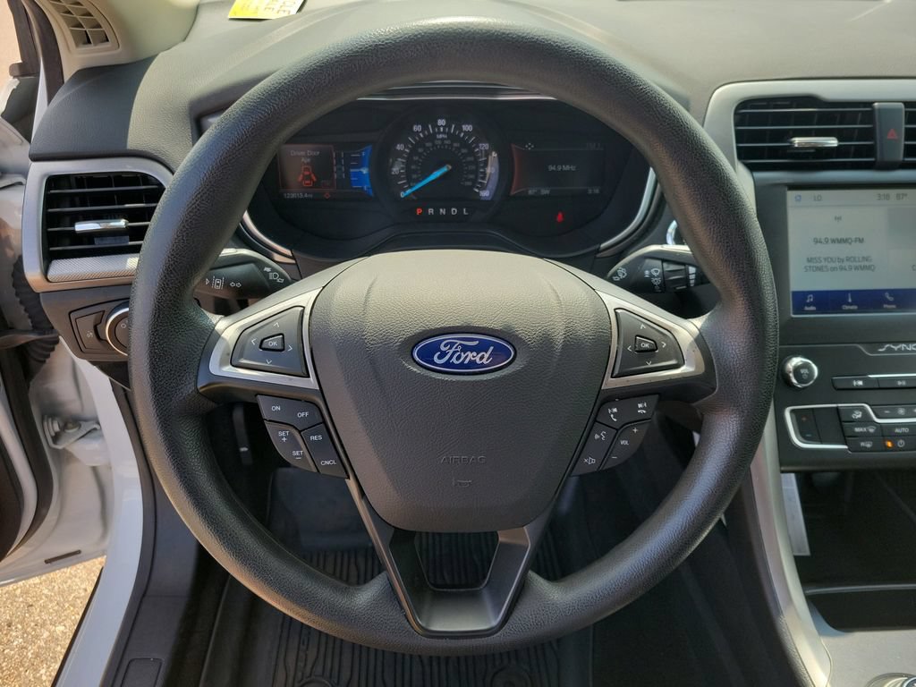 Used 2020 Ford Fusion SE FWD image 12