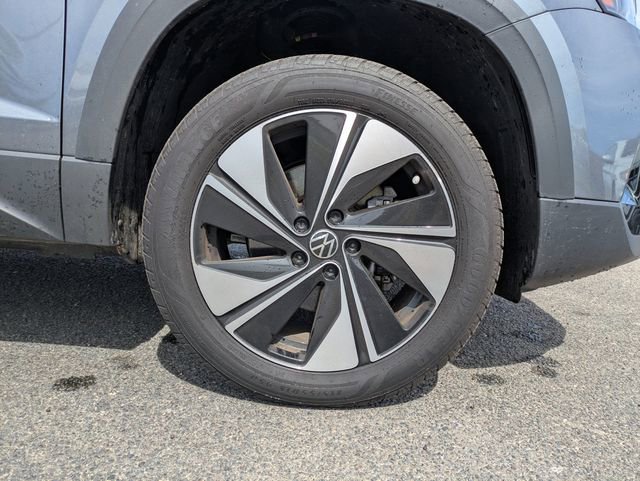 Certified 2025 Volkswagen Taos SE AWD/4WD image 11