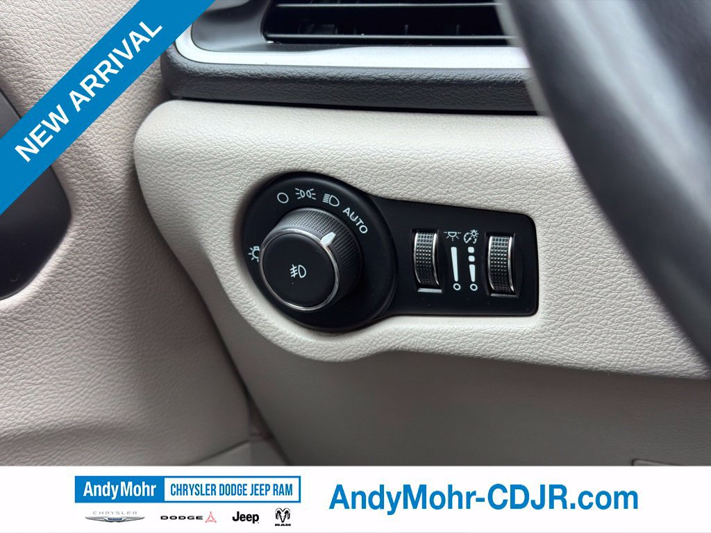 Used 2024 Chrysler Pacifica Touring-L FWD image 31