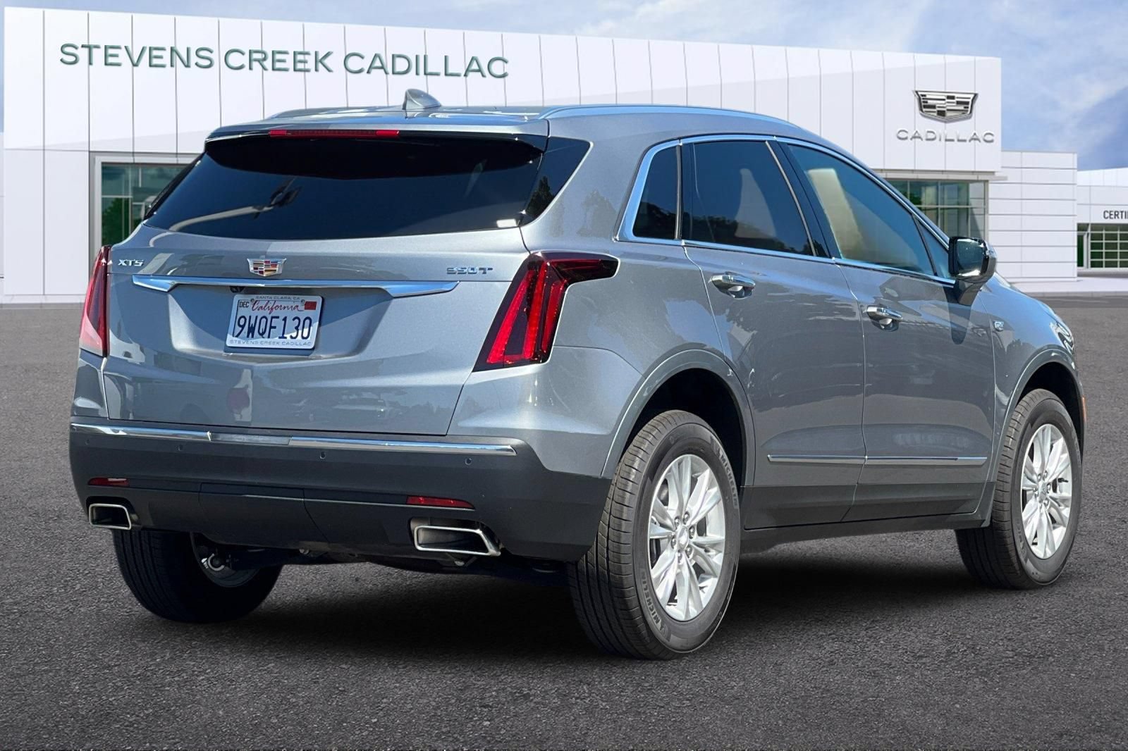 Used 2025 Cadillac XT5 Luxury w/ LPO, Floor Liner Package FWD image 3