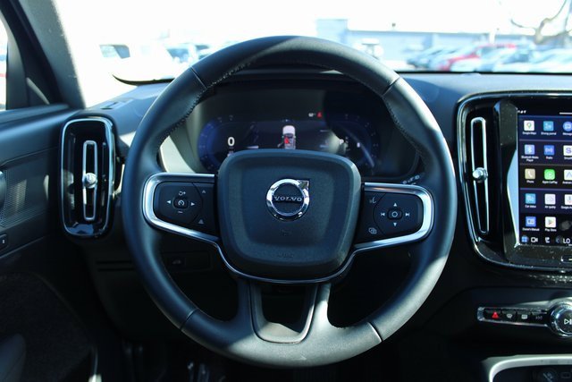 Used 2025 Volvo XC40 B5 Plus image 24