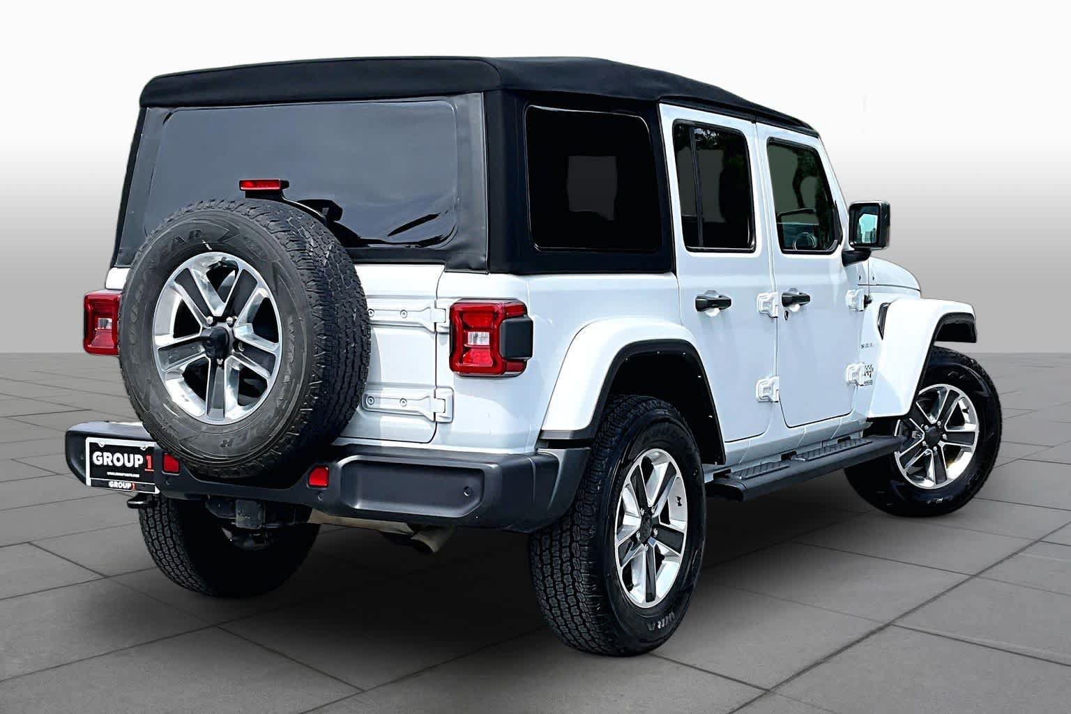 Used 2022 Jeep Wrangler Unlimited Sahara w/ LED Lighting Group AWD/4WD image 12