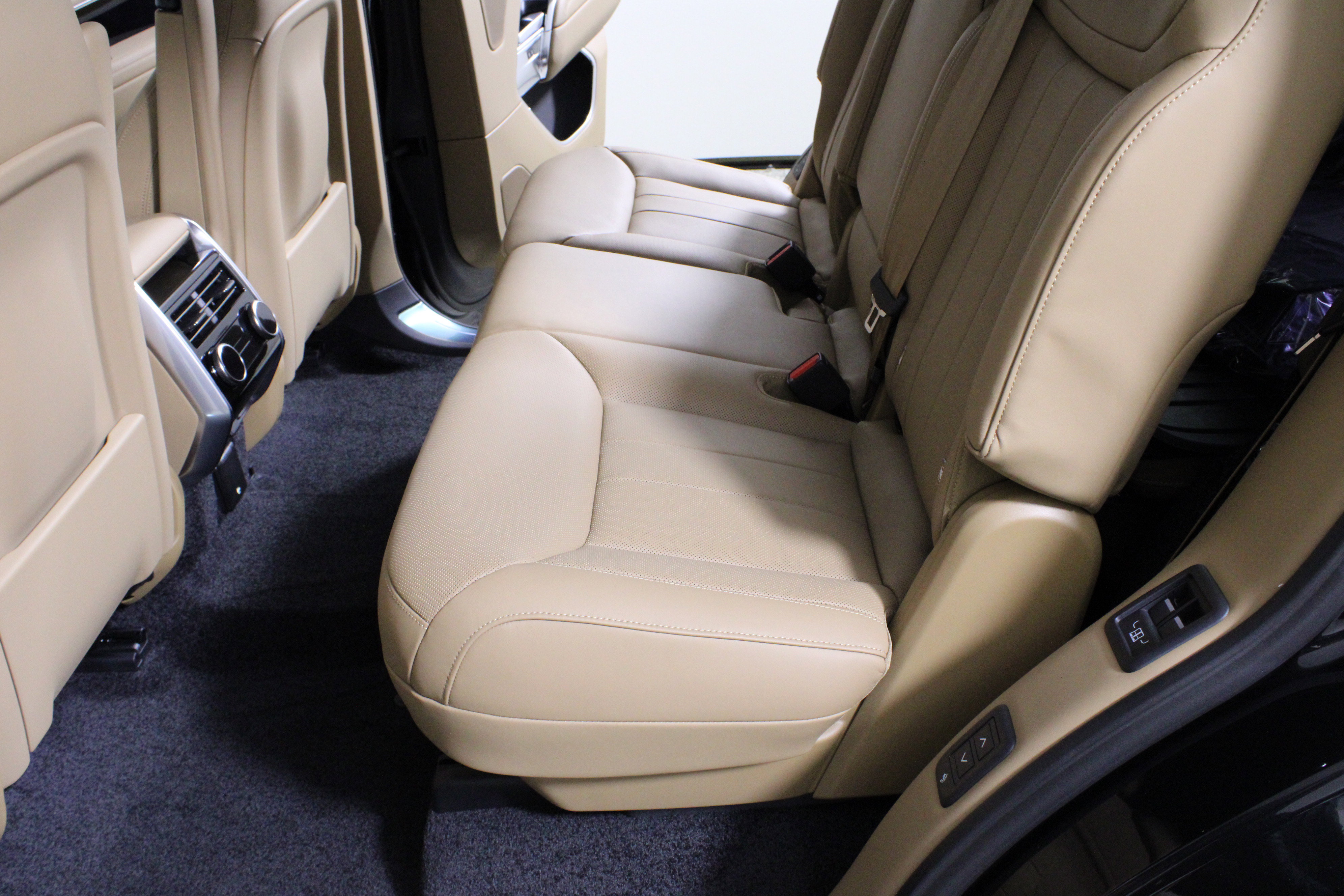 New 2026 Land Rover Range Rover Long Wheelbase SE image 10