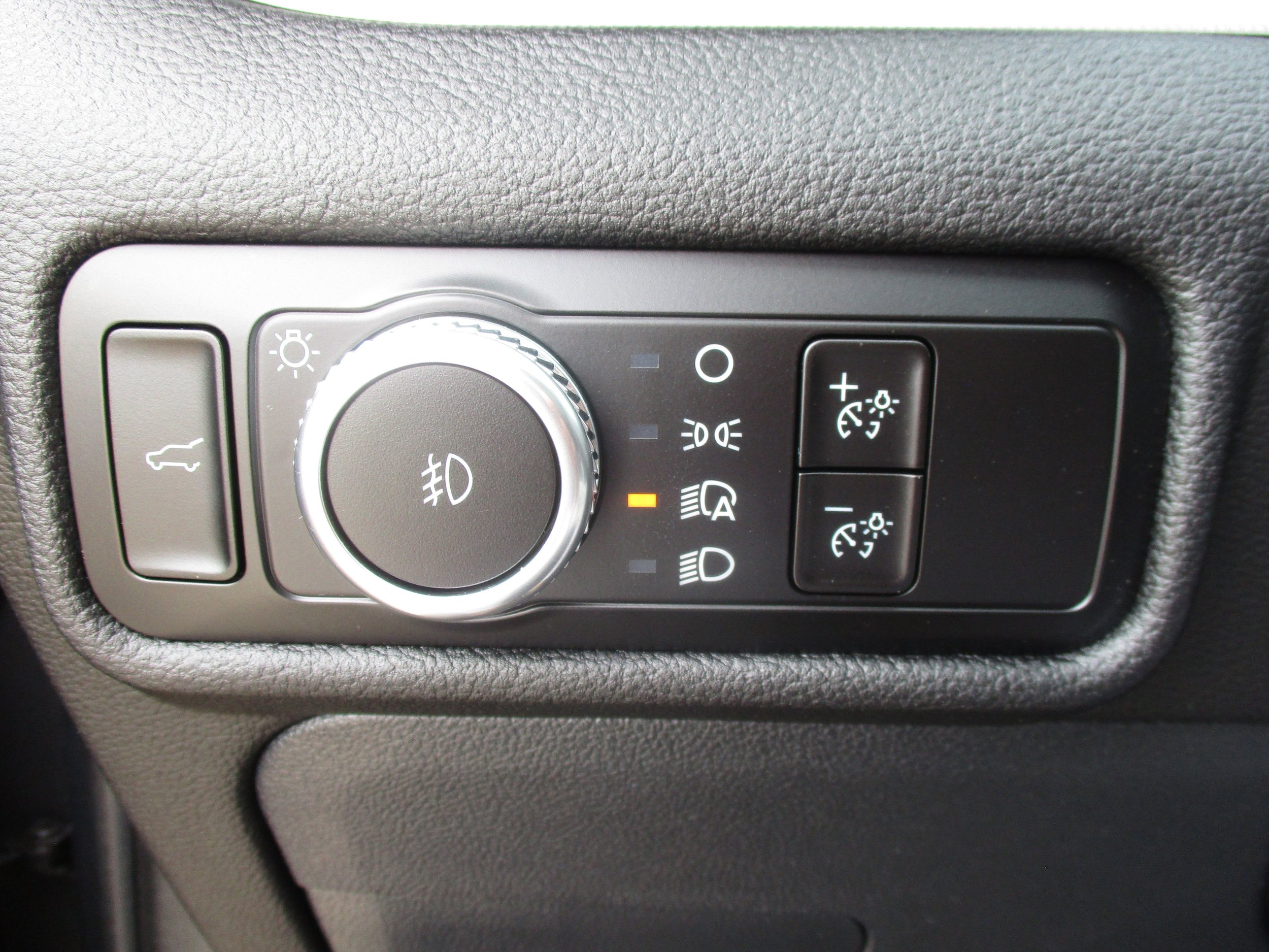 Used 2023 Ford Explorer XLT w/ Equipment Group 202A AWD/4WD image 33