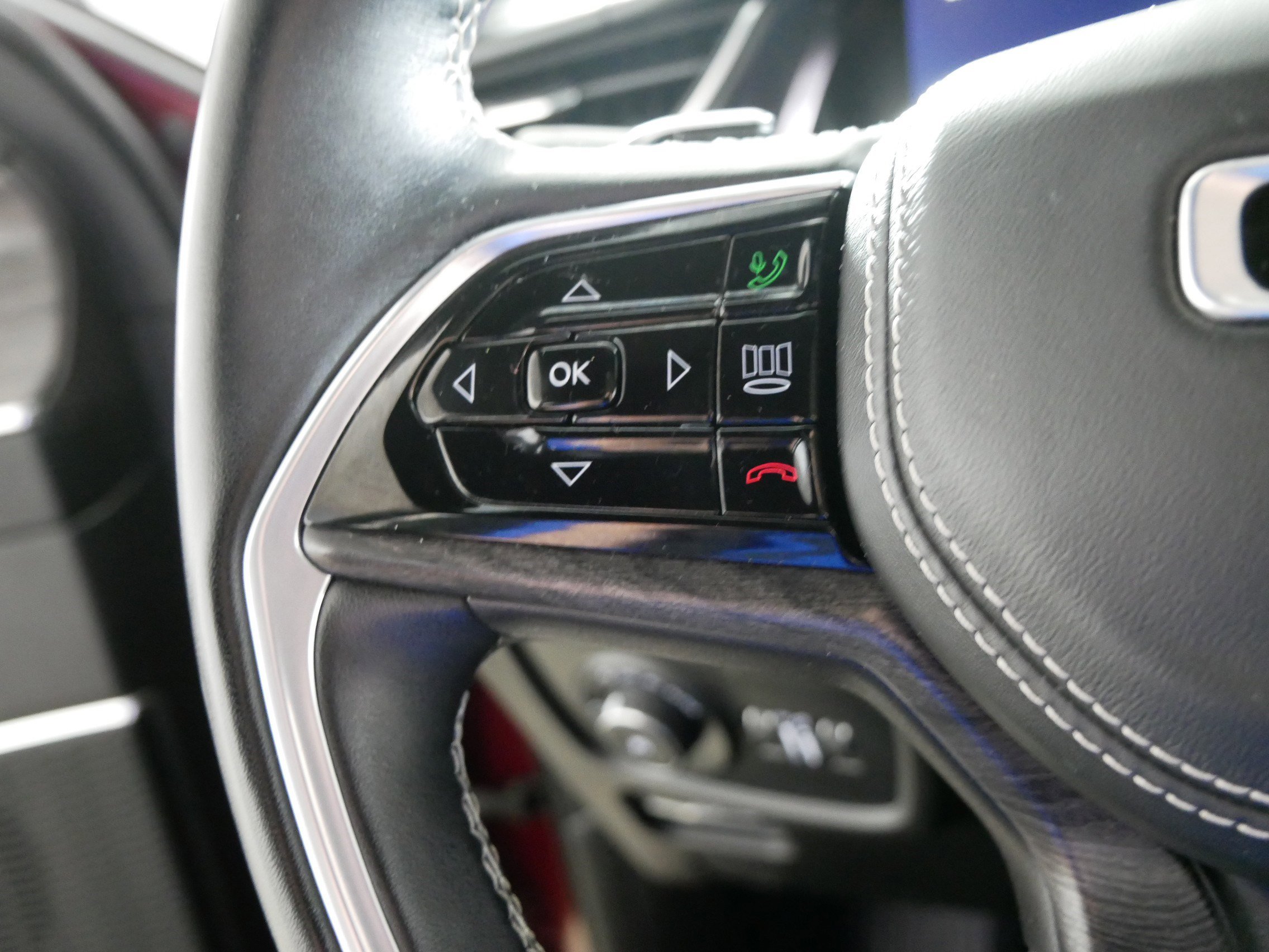 Used 2022 Jeep Grand Cherokee Overland w/ Luxury Tech Group IV image 27