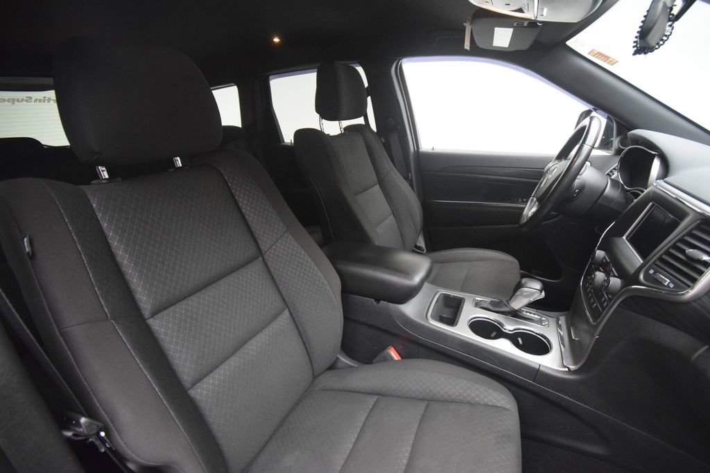 Used 2020 Jeep Grand Cherokee Laredo w/ Security & Convenience Group AWD/4WD image 19