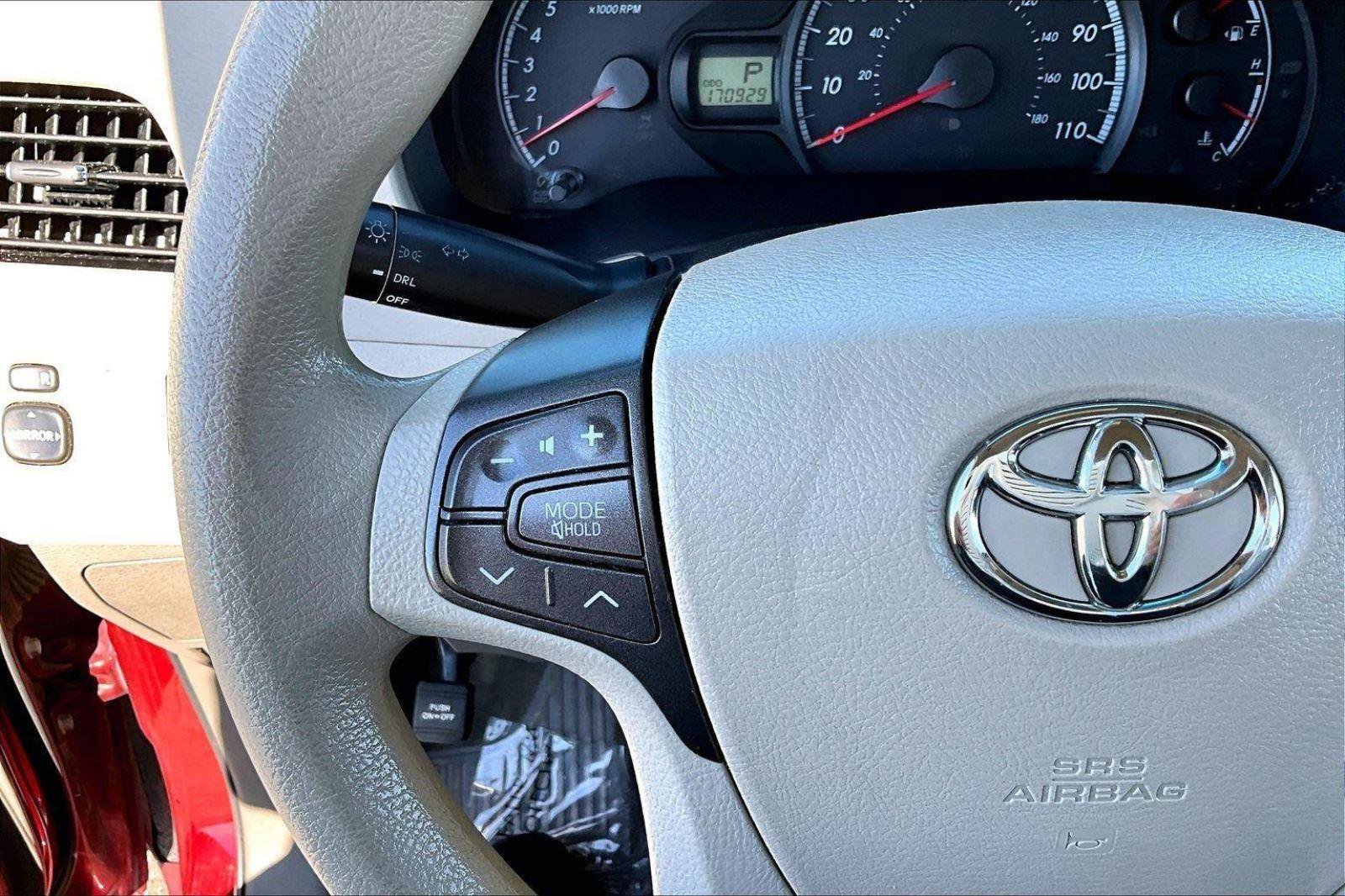 Used 2013 Toyota Sienna LE w/ Towing Pkg image 16