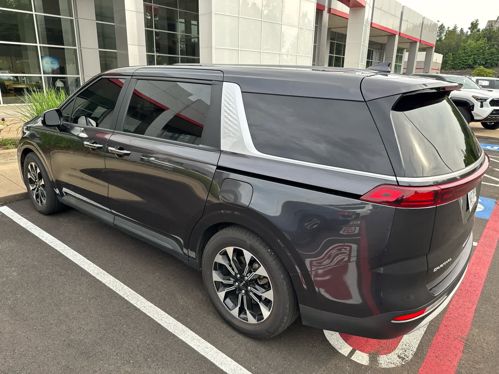 Used 2023 Kia Carnival EX FWD image 5