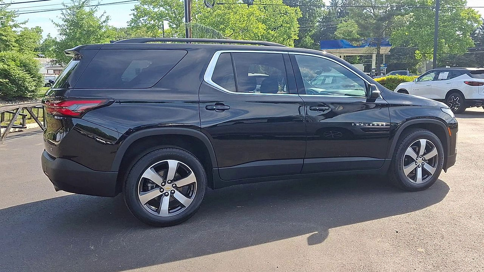 Certified 2023 Chevrolet Traverse LT w/ LT Premium Package AWD/4WD image 3
