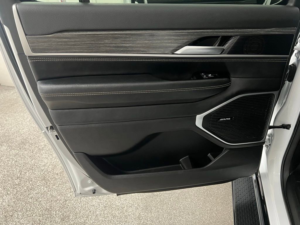 Used 2024 Jeep Wagoneer L Series II w/ Premium Group I image 50