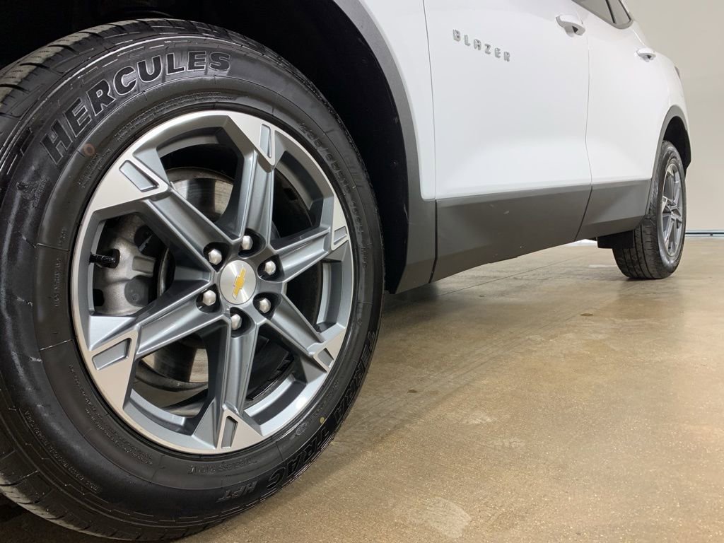 Used 2025 Chevrolet Blazer LT image 2