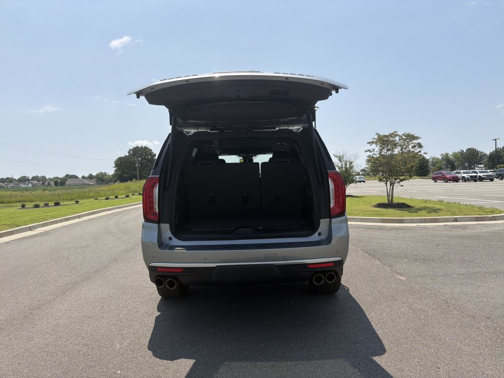 Used 2023 GMC Yukon Denali RWD image 18