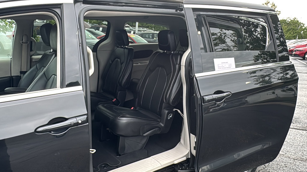 Used 2023 Chrysler Pacifica Touring-L FWD image 26