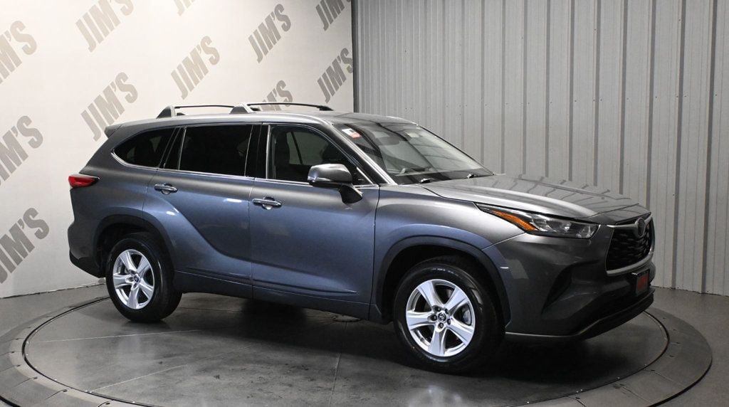 Used 2020 Toyota Highlander L FWD image 3