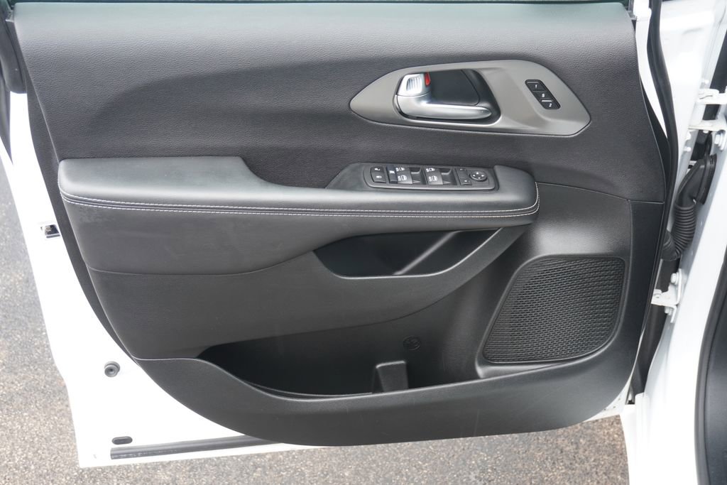 Used 2025 Chrysler Pacifica Select image 13