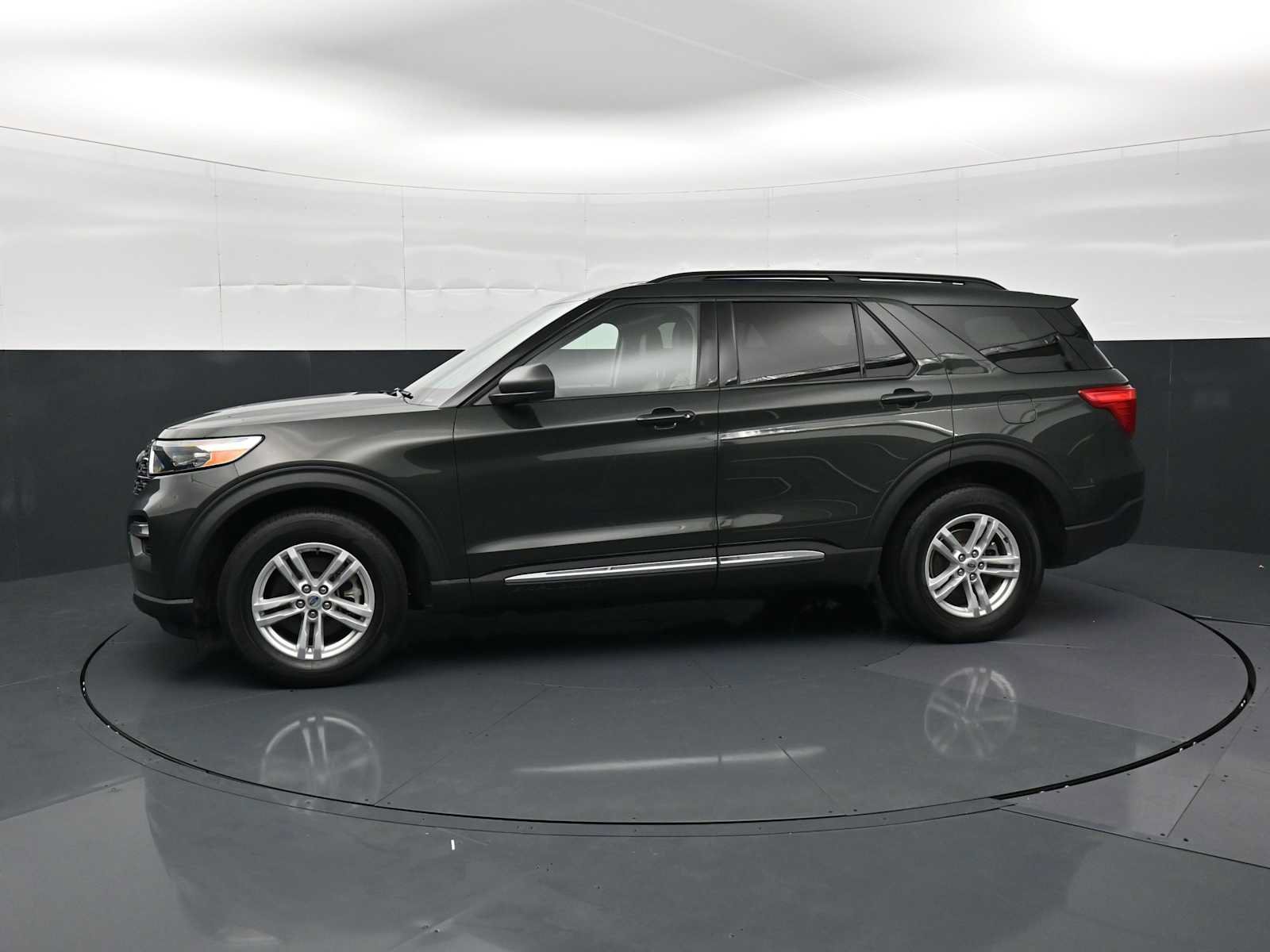 Used 2022 Ford Explorer XLT w/ Equipment Group 202A AWD/4WD image 8