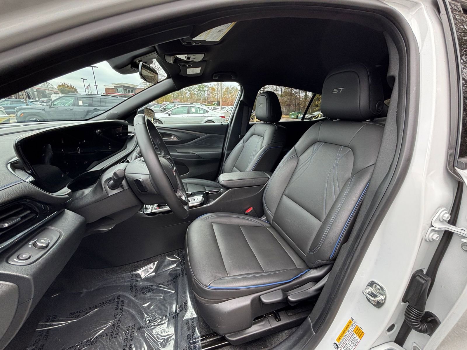 Used 2025 Buick Envista Sport Touring image 36