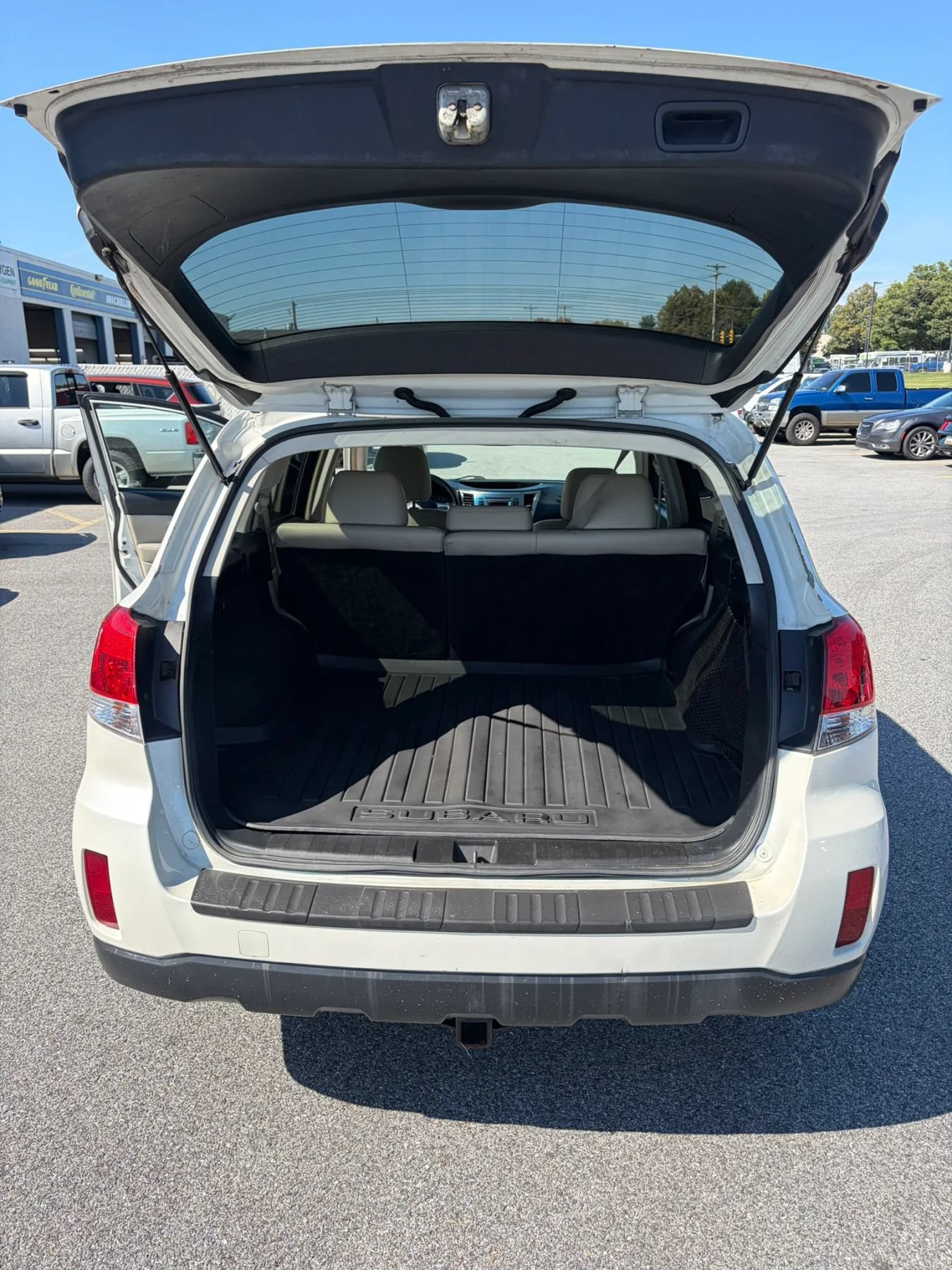 Used 2012 Subaru Outback 3.6R Limited w/ Moonroof Pkg AWD/4WD image 28